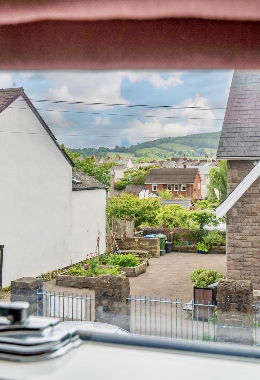 Chic 2-Bedroom Townhouse In Vibrant Abergavenny Zewnętrze zdjęcie